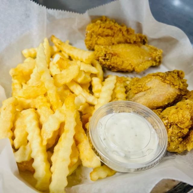 Kids Original Wings & Fries.